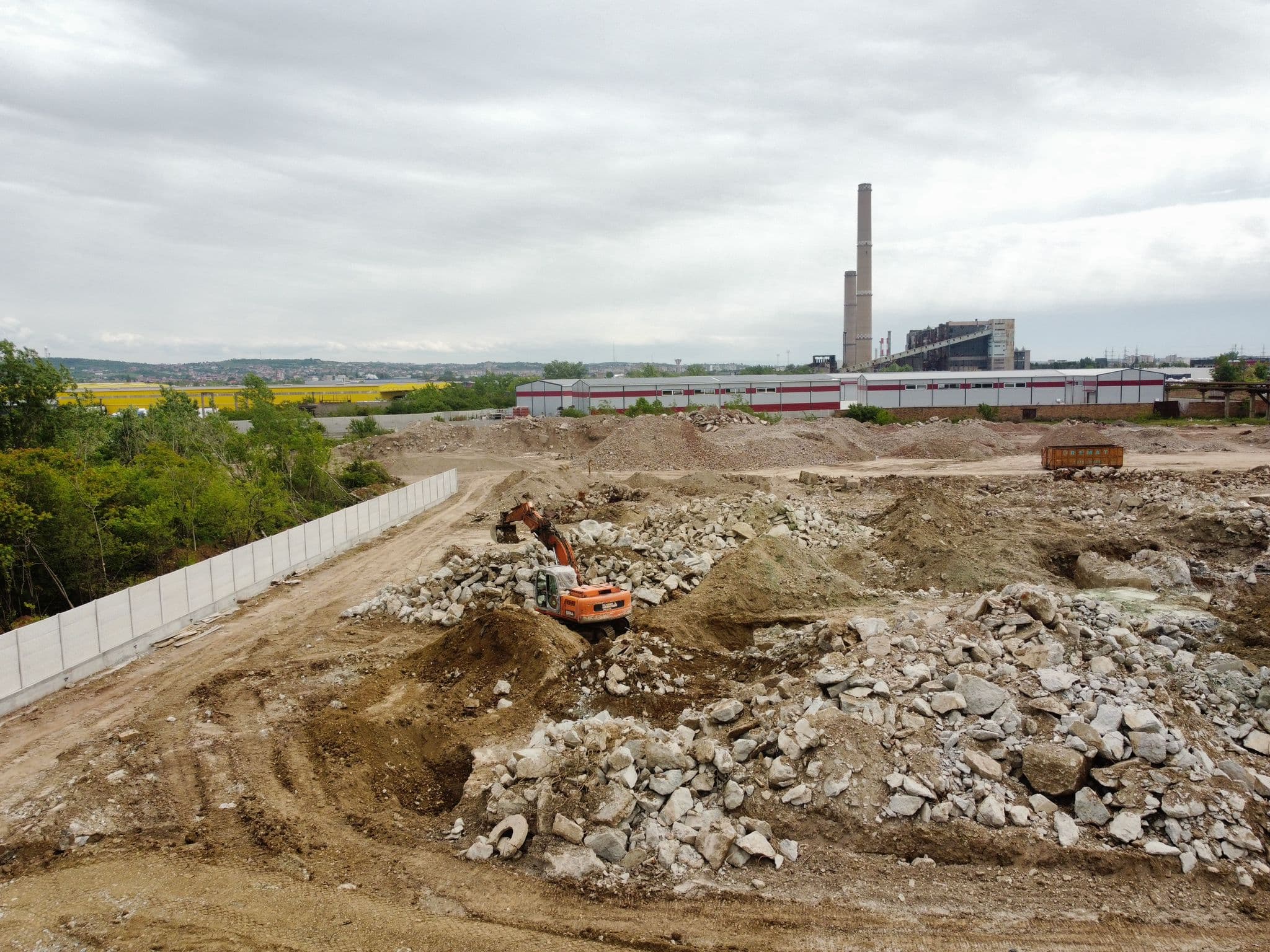 Teren degajat dupa demolarea unei hale industriale