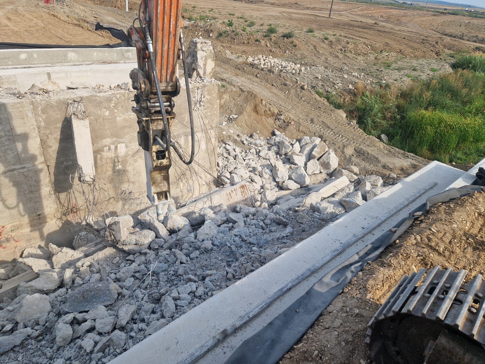Ciocan demolator spargand betonul armat al unui pod
