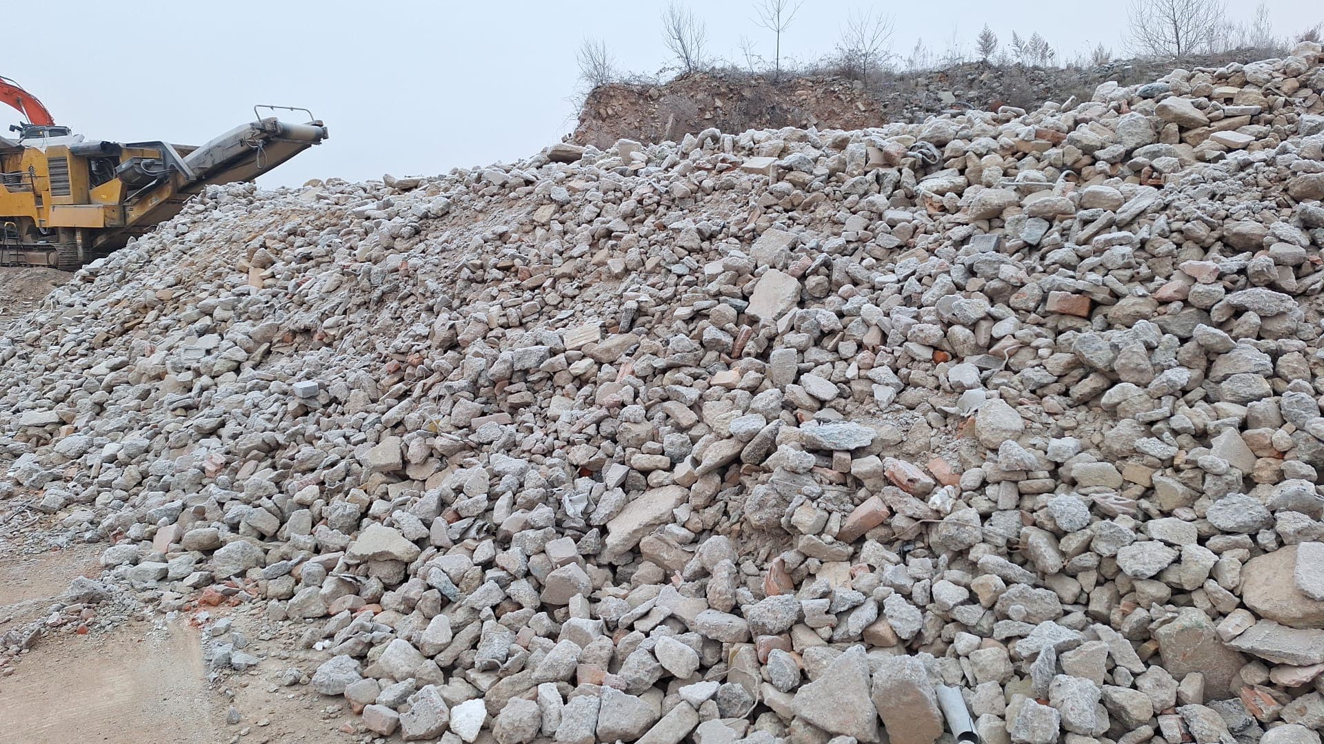 Gramada de agregat reciclat rezultat din concasare