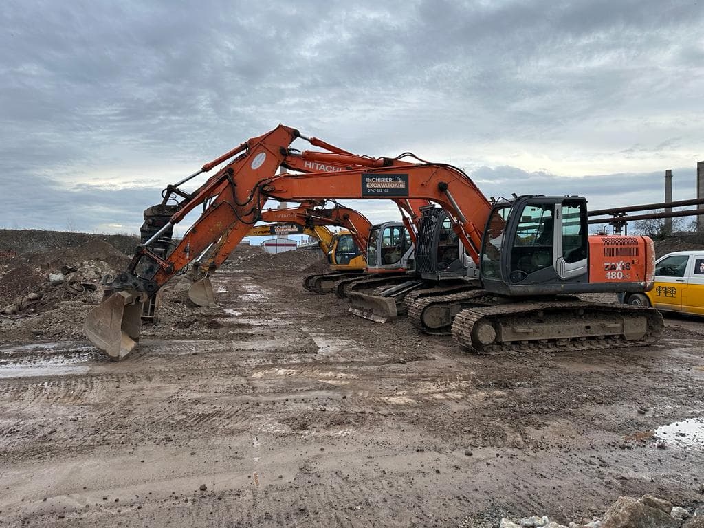 Trei excavatoare Hitachi aliniate pe santier, in Oradea