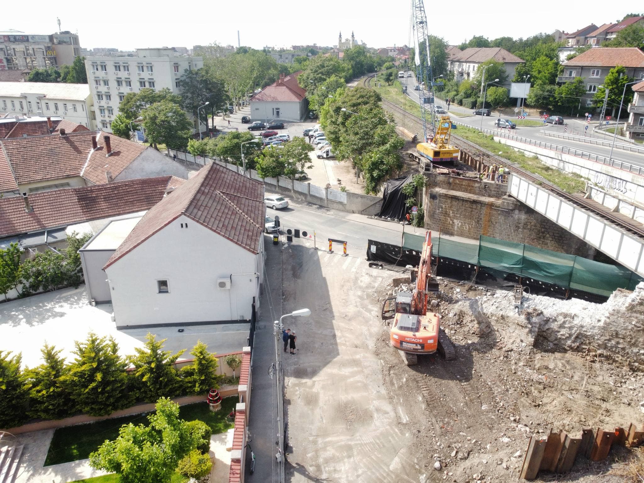 Demolarea unui pasaj feroviar langa carosabil deschis, vedere de sus