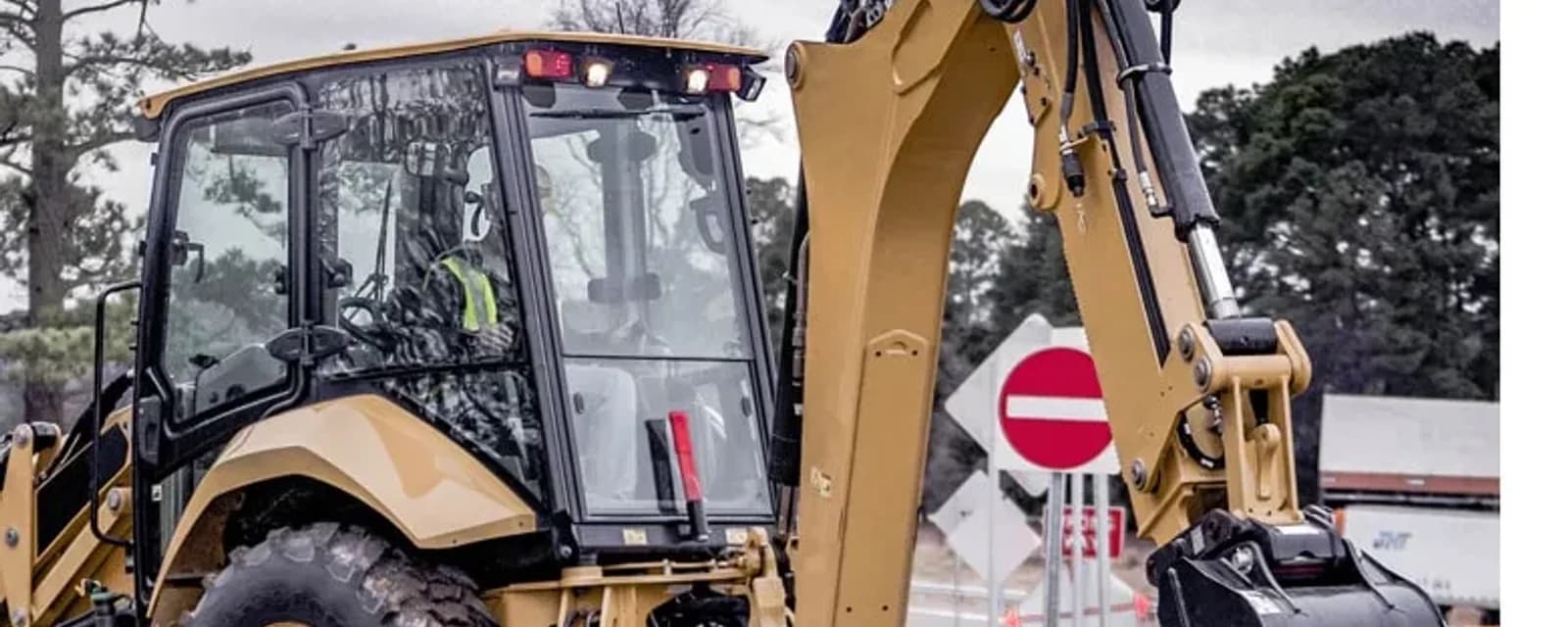 Buldoexcavator de inchiriat in Oradea pentru terasamente